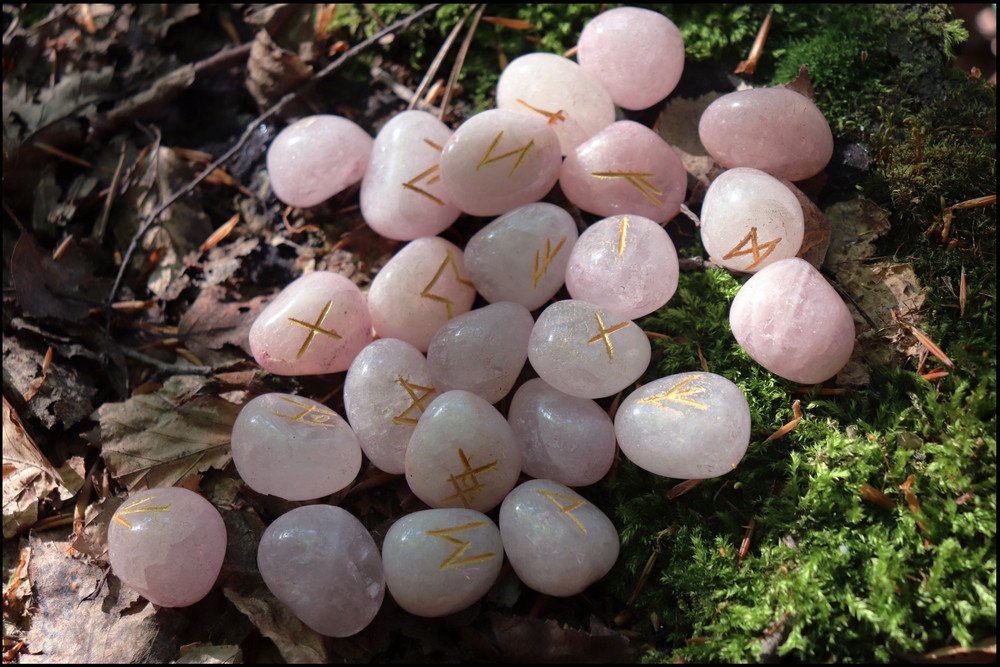 Runenorakel, die weisse Magie nutzen: Foto: © Nakaya / shutterstock / #1989295604